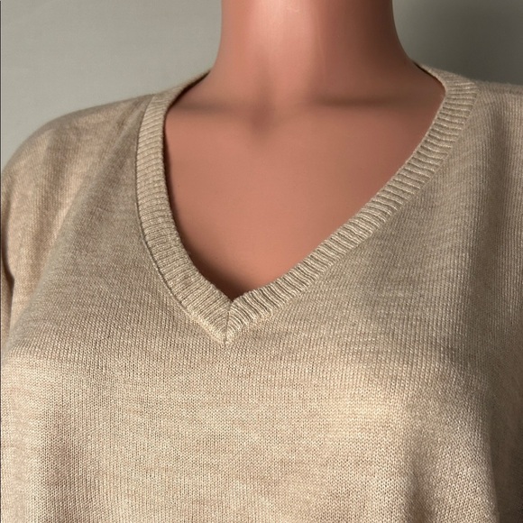 D&Co Light Tan Knit Pullover Vneck Sweater with Front Pockets Size Large - Picture 5 of 12